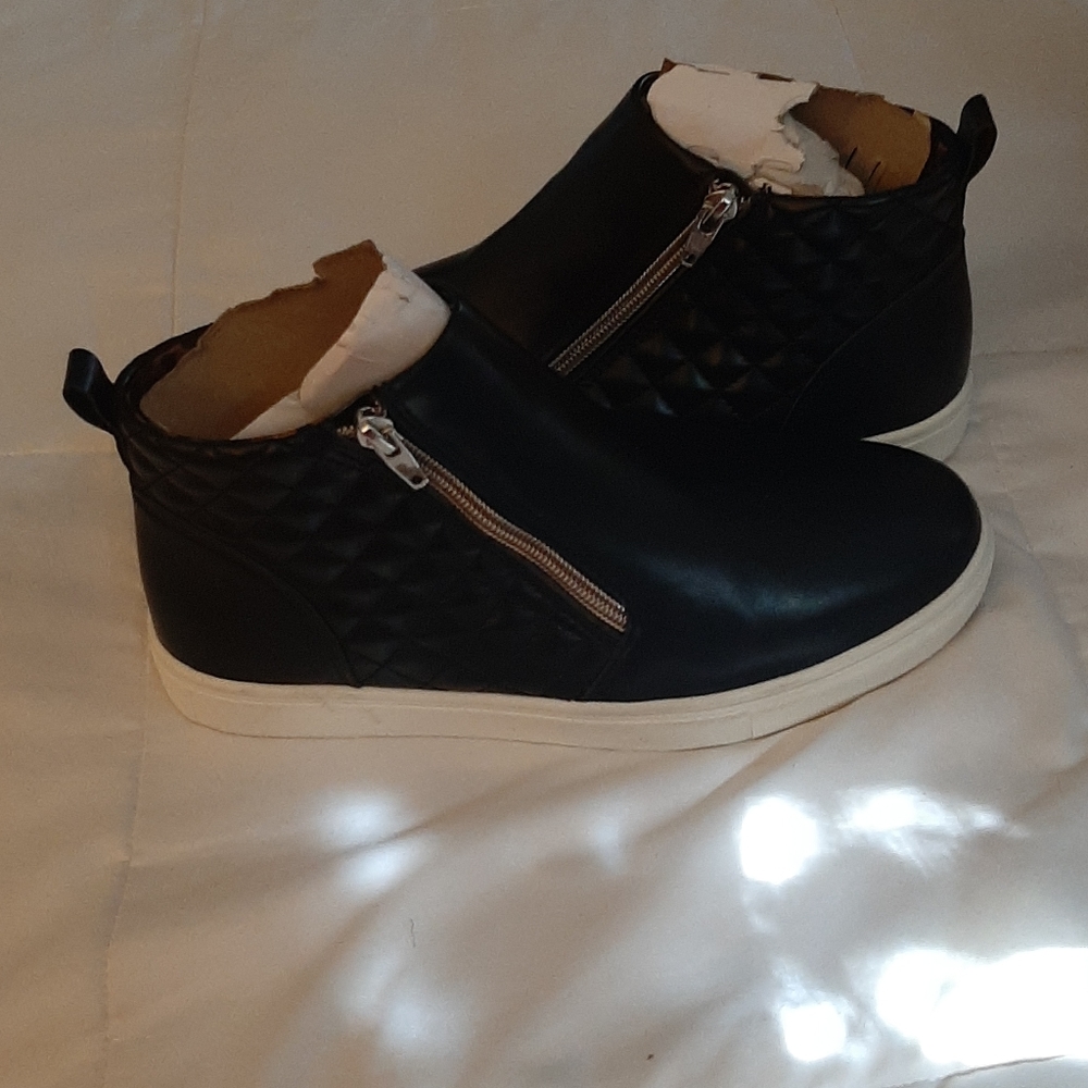 Shoes - Picture 2 of 4